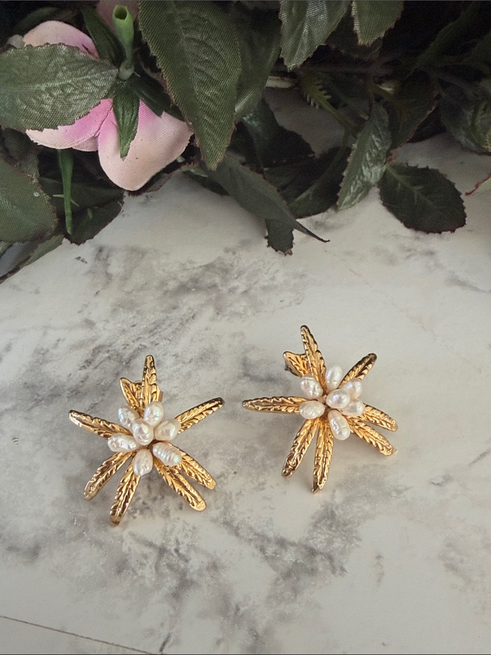 gold-tone floral starburst-style pierce pearl earrings